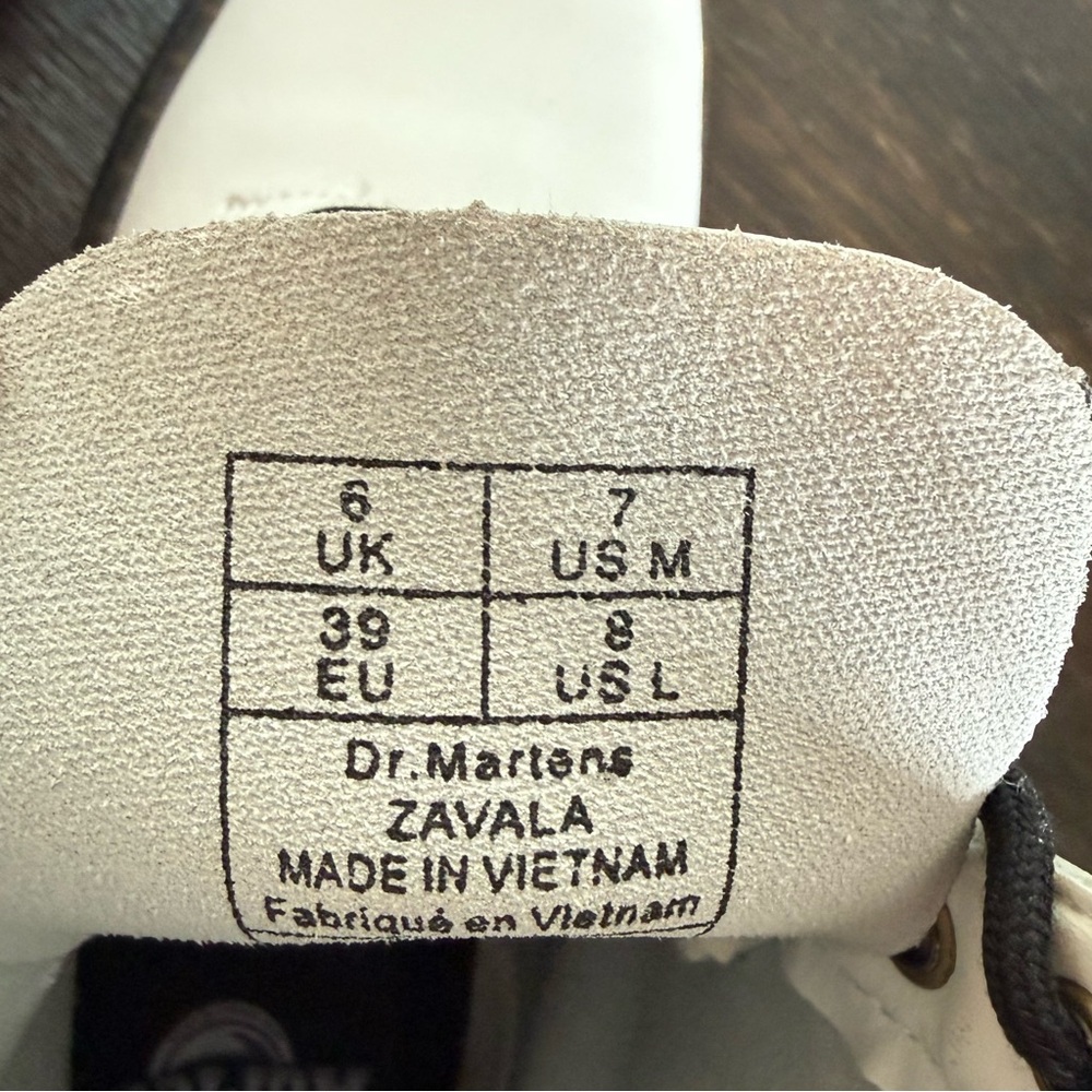 Dr. Martens White Combat Boots with Black Laces Size 8.5 / 9 - Picture 6 of 6